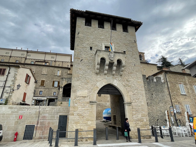 Porta San Francesco (1361) es la entrada principal a San Marino.